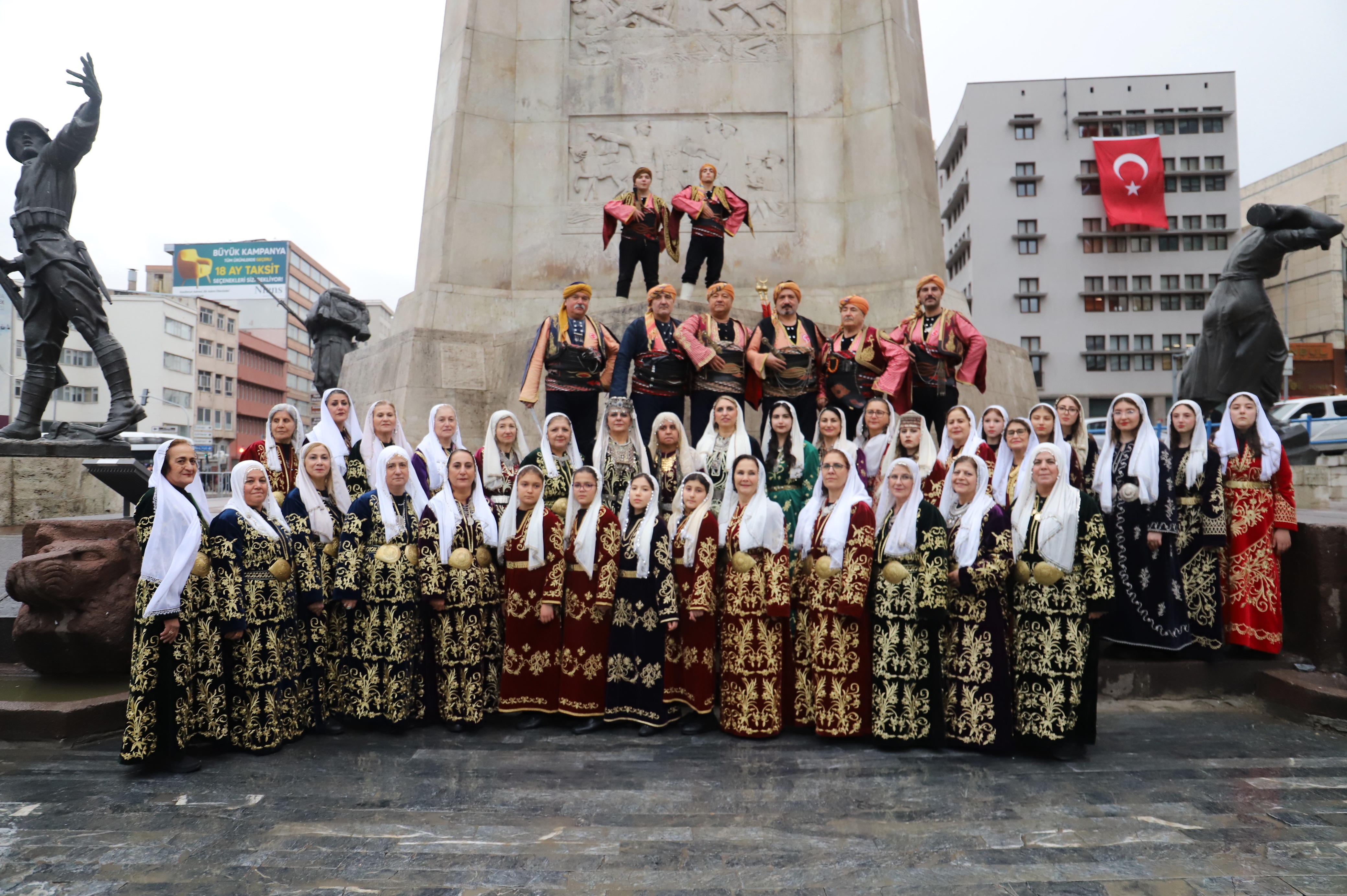 KORTEJ (76)